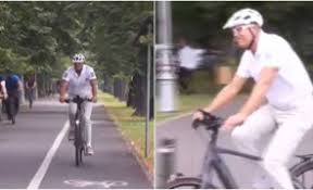 Huoooo pe banii nostri iohannis merge cu masina: President Iohannis Goes To Work By Bicycle