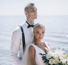 One of the popular american professional basketball player is named as samuel thomas dekker who plays for angeles clippers of the national basketball association. Olivia Harlan Dekker Blissful Married Life And Husband Net Worth Vergewiki