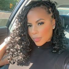 Alexis Wainwright's Instagram, Twitter & Facebook