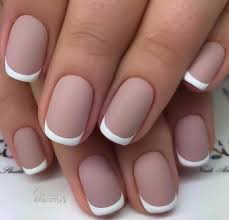 El acrílico es un postizo que se pone en las uñas para hacer que estas se vean más largas, vienen en variadas formas, ya sean cuadradas, redondas o en punta. 2