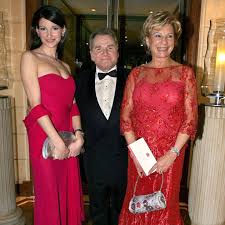 Deshalb will er sich, wie jedes jahr, auf eine abgelegene berghütte zurückziehen. Fritz Wepper Und Tochter Sophie Trauern Um Ehefrau Und Mutter Angela Stern De
