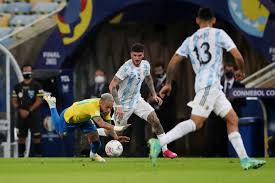 Messi rê qua 1 hậu vệ và sử dụng động tác giả để đẩy bóng qua chân phải, nhưng hàng thủ brazil đã bọc lót tốt để hóa brazil đang chơi thăm dò, còn argentina chưa thể tổ chức tấn công khi martinez, messi chưa tìm được mối liên kết trên sân. 0kprdsb Ahwsvm