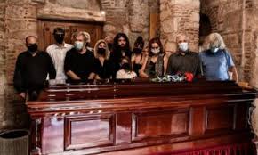 Tlife εντόπισε το στεφάνι της πρώην συντρόφου του αρετής με την οποία χώρισε . Jgcdrhjfz Ubhm