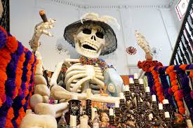 El día de los muertos is not, as is commonly thought, a mexican version of halloween, though the two holidays do share some traditions, including costumes and parades. Mega Altar De Muertos De Casa De Mexico En Espana Casa De Mexico