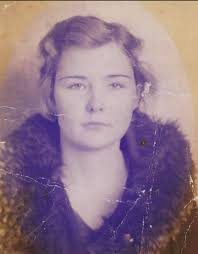 Hi all. This is (scanned, I believe) copy of a picture that I just adore of  my Memaw, a friend and of course Elvis. 👑 I unfortunately have no idea  where the