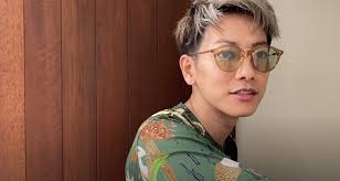 但是对于初次佩戴隐形眼镜的人来讲，将隐形眼睛放进眼睛里还是有一定的难度的。 本文就手把手教你如何正确地佩戴隐形眼睛。 隐形眼镜护理液可以清洗并镜片消毒。 按照建议日期来处理你的隐形眼镜。 大部分的隐形眼镜有三种类型：日抛型，周抛型，或者月抛型。 æƒ³é›¢ä½è—¤å¥æ›´è¿'ä¸€é»ž ä¸€èµ·é…æˆ´bj Classic Collection å¤æ—¥æ·ºè‰²å¤ªé™½çœ¼é¡com 561gt So Eyewear æœé¡çŽ‹explore Eyewear Fashion