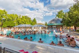 Według oficjalnych danych około 50 proc. Baseny Termalne