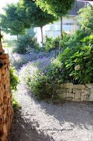 Andere verpassen sich erst im frühling ein neues kleid. Rosen Septemberlicht Baume Licht Schatten Garten Sitzplatze Grillstelle Steintreppe Staudenbeete Hanggarten Zufriede Garten Cottage Garten Vorgarten