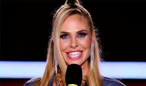 Ilary blasi fa la spesa a sabaudia. Ilary Blasi Spendacciona Cifre Da Capogiro Per Borsa E Leggins