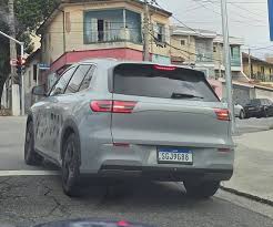 geely_motors Geely Galaxy E5 rodando em testes no Brasil no flagra do  seguidor @zpalumbo. Trata-se de um crossover elétrico com 4,62 metros de  comprimento e entre-eixos de 2,75 m. São 218 cv