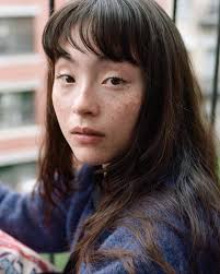 ニューヨークという街は人格を作り上げる。 その街から生まれた彼女の原点をBritt Lowerが語る。 Made by NYC. Worn  everywhere.