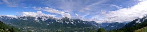E' circondata dalle alpi orobie e dalle alpi retiche e confina al nord con la svizzera. Valtellina Wikipedia
