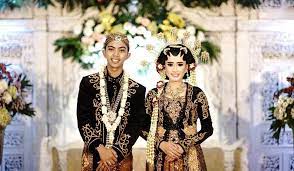 Terdapat berbagai macam hal yang sangat perlu diperhatikan sebelum memutuskan untuk menggunakan make up, ataupun penataan rambut. 6 Gaya Makeup Pernikahan Yang Banyak Diterapkan Di Indonesia Mulai Tradisional Sampai Modern Semua Ada