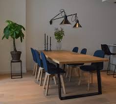 lekkere eettafel net prachtige wandlamp om wat licht boven de tafel te hebben atelier09 scandinavische eetkamers eettafel thuisdecoratie