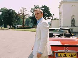 How To Wear Linen Without Looking Like Your Dad Daniel Craig Classic Mercedes Daniel Craig James Bond