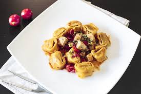 Per prepararli occorre una zucca o dei pezzi di zucca. Cappellacci Alla Zucca Con Ragu Di Pesce Spada