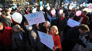 Les gilets jaunes, qui dénoncent en autres la baisse du pouvoir d'achat en france, se sont réunis sur les champs elysées à paris, le samedi 24 novembre depuis plus de deux semaines maintenant, les « gilets jaunes » agitent les réseaux sociaux, font la une des journaux, occupent l'antenne des. L Abrogation Du Mariage Pour Tous Premiere Revendication De La Consultation En Ligne Du Cese