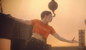 Divers karaoké pour vous apporter de la joie et bonne humeur !!! Christine And The Queens Dances Through A Construction Site In Girlfriend Video Watch Consequence