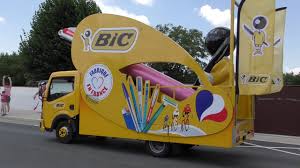 La caravane publicitaire, créée en 1930 sur le tour de france, s'est développée considérablement au fil des années. Caravane Publicitaire Tour De France 2018 Youtube