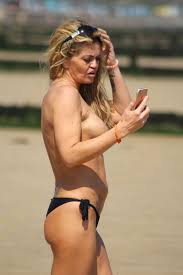 Paul mccartney'nin solo çalışmasının klibinde şarkıyı işaret diliyle anlatarak muazzam bir performans sergileyen natalie portman'la sizi başbaşa. Topless Beach Sunbathing Igfap