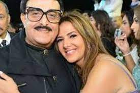 وصلت منذ قليل إيمي سمير غانم إلى مقبرة والدها الفنان الراحل سمير غانم بمدافن الوفاء والأمل بمنطقة مدينة نصر، لزيارته في الجمعة الرابعة من وفاته لقراءة القرآن والدعاء له. Ø¯Ù†ÙŠØ§ Ø³Ù…ÙŠØ± ØºØ§Ù†Ù… ØªÙƒØ´Ù Ù„Ù„Ù…Ø±Ø© Ø§Ù„Ø£ÙˆÙ„Ù‰ ÙˆØµÙŠ Ø© ÙˆØ§Ù„Ø¯Ù‡Ø§ Ø¨Ø§Ù„ÙÙŠØ¯ÙŠÙˆ