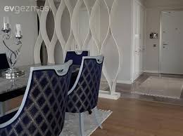 Bu Evin Zamansiz Stili Geometrik Cizgilerle Modern Bir Yuz Kazaniyor Ev Gezmesi Evler Modern Stil
