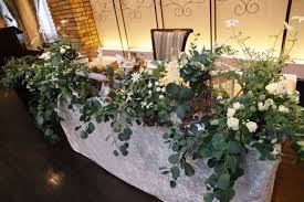 秋の装花 ユーカリとフランネルフラワー 切り株とキャンドル ナチュラルウェディングの一日に 一会 ウエディングの花 会場装花 グリーン 会場装花 秋 会場装花 ナチュラル