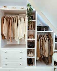 Ganz klassisch bezeichnet ein „begehbarer kleiderschrank eine möglichkeit zur aufbewahrung von kleidung und schuhen. 1001 Ideen Fur Ankleidezimmer Mobel Die Ihre Wohnung Verzaubern Werden Ankleide Zimmer Begehbarer Kleiderschrank Dachschrage Kleiderschrank Fur Dachschrage