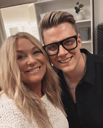 På besök i Trollhättan och ett dopp i Öresjö 🐬🐬 @gudingen  #imorgonskadetregna @ Garnviken Öresjö