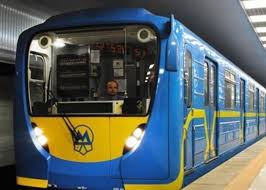 Добро пожаловать в новый мир метро! V Metro Kieva Ostanavlivalas Krasnaya Vetka Iz Za Padeniya Muzhchiny Na Puti Korrespondent Net
