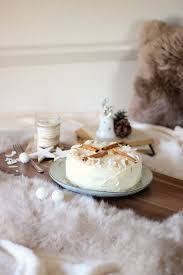 Winterliche Batida Mandel Torte Mit Beerenfullung Und Weisser Schokoladencreme Schokoladen Creme Schokoladencreme Schokolade