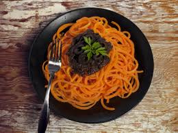 Da utilizzare per tartine e bruschette ma anche come condimento di primi piatti o in abbinamento a carni bianche. Spaghetti Di Carote Con Pesto Di Olive Nere Carote Italiane Dal 1908