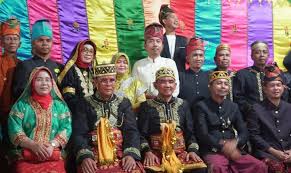 Bupati Jarot Lantik Pengurus LATS Kecamatan se-Kabupaten Sumbawa, Perkuat  Peran Adat dalam Pembangunan Daerah – Liputan Sumbawa