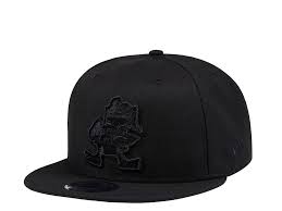 We're your worldwide leader in licensed browns hats for you to rock in the times to come, including the freshly released line of cleveland browns nfl training camp hats, sideline hats and snapbacks that are worn by coaches and players alike.nobody will be doubting your allegiance to the cleveland browns when you. New Era Cleveland Browns Black On Black Throwback Edition 9fifty Snapback Cap Topperzstore De