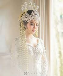 Exotic salon menyediakan segala macam ukuran dan model, membuat gaun baru sesuai dengan yang di impian calon pengantin. 3 Tips Memilih Rias Pengantin Terbaik Dan 13 Macam Modelnya