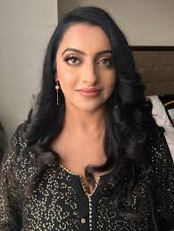 Stella Pang is a Painter from Hong Kong/Thailand. To create things that  overwhelm and inspire people. Enjoy my paintings!  https://www.facebook.com/pages/Stella-Pangs-Art/261609937247587  www.instagram.com/stella_pang