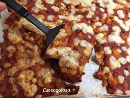 Condite con limone, aglio o menta, questi bocconcini croccanti andranno perfettamente in una zuppa o in un'insalata. Pizza Di Pane Raffermo Ottima Idea Per Riciclare Il Pane Raffermo