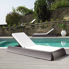 Lorsque les beaux jours pointent le bout de leur nez, plusieurs sont les foyers qui décident de passer. Chaise Longue Jardin Et Matelas Epais La Boutique Desjoyaux