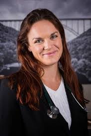 Kelly Barker's Instagram, Twitter & Facebook