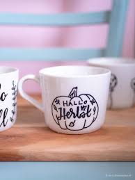 Lettering Auf Tassen Im Dekosamstag Wie Du Tassen Selbst Bemalst Ein Diy Tassen Bemalen Lettering Tassen