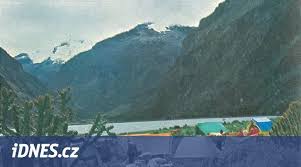 Při sestupu po dosažení vrcholu 7129 metrů vysoké hory dvojici zastihlo špatné počasí, v bivaku proto musejí ve sněhové vánici a mlze čekat na jeho zlepšení, dochází jim ale jídlo. Boys 1970 Pripomente Si Tragicky Osud Horolezecke Expedice Z Peru Idnes Cz