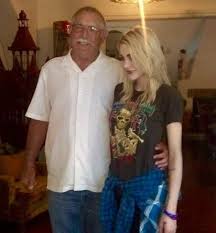 New Photo Of Kurt Cobain S Daughter Father Frances Bean Cobain Nirvana Kurt Cobain Kurt Cobain