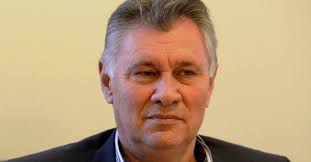 El húngaro sándor puhl, elegido cuatro veces como mejor árbitro del mundo, falleció este jueves a los 65 años de edad, informó la federación de fútbol de hungría (mlsz). A Nyiregyhazi Korhazigazgatot Es Fidesz Frakciovezetot Covid Fertozes Miatt Budapesten Kezelik Magyar Narancs