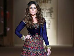 Kareena kapoor khan was recently spotted with her sister karisma, along with malaika and amrita arora, outside a restaurant in pali hill, bandra in mumbai. Kareena Kapoor Khan To Start A New Trend Will Work With A Baby Bump Bollywood Bubble