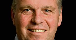 Marcel Janssen mag zich door zijn werk voor mensen met een visuele handicap  voortaan 'Officier' noemen