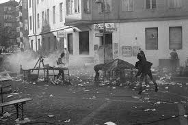 Mai in berlin für wirbel, diskussion und auseinandersetzungen. Umbruch Bildarchiv Fotos 1 Mai 1987 In Berlin Kreuzberg