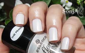 Essence gel lakovi za nokte⭐ lakove za nokte koristim samo na nogama jer na rukama radim umjetne ali bez obzira na to essence gel lakovi su jedini. Essence Lily Bloom Floral Grunge Le Sonja