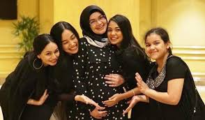 Datuk saya seorang pesara guru. Bahagianya Anak Tiri Sambut Kehamilan Siti Nurhaliza Showbiz Liputan6 Com