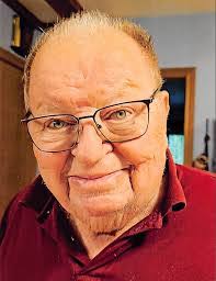 Lee Schuster's Instagram, Twitter & Facebook