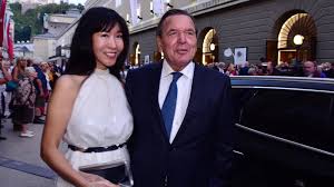 Schröder musste sich schriftlich verpflichten, dass. Gerhard Schroder Hochzeitsfeier Mit Soyeon Kim Im Hotel Adlon In Berlin